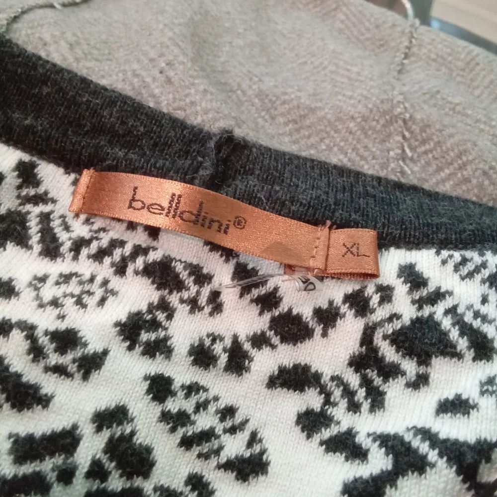 2-$10... Belldini Sz XL Black and White Patterned Open Front Waterfall Cardigan